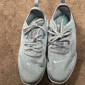 Nike Women's Light Gray Sneakers